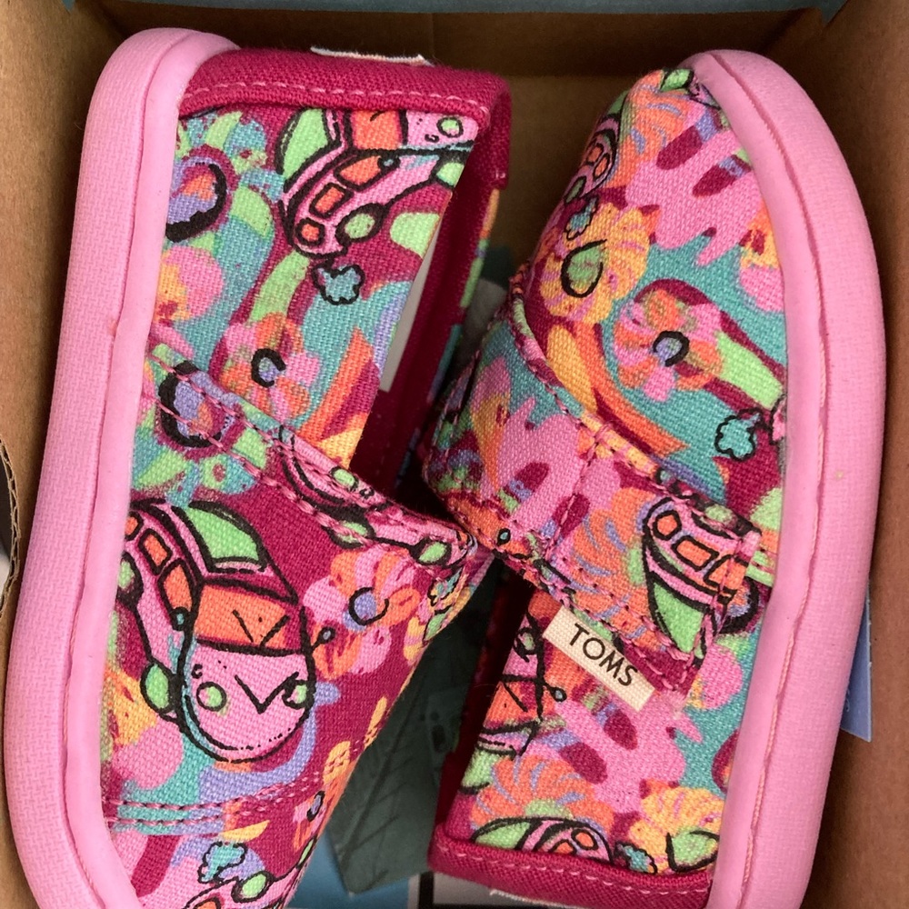 Tom’s Shoes: Fuscia Flower Print (Glow In Dark)